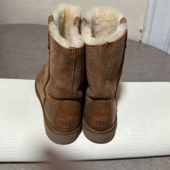Women UGG Boots - Picture 2 of 6